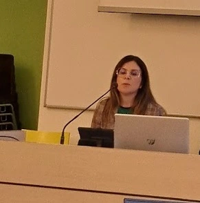 Foto de Gesiele Reis apresentando trabalho em Reggio Emilia